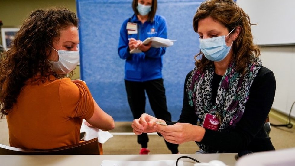 Korona virus: U Srbiji još 20 preminulih, Velika Britanija vakciniše 140 ljudi u minuti