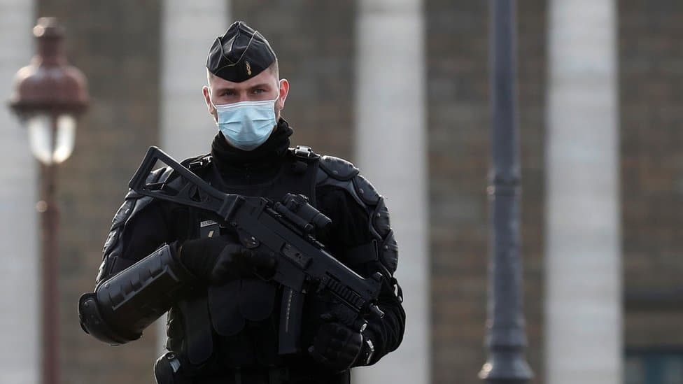 Korona virus i Nova godina: Francuska mobilisala 100.000 policajaca da spreči novogodišnje zabave Korona virus i Nova godina: Francuska mobilisala 100.000 policajaca da spreči novogodišnje zabave