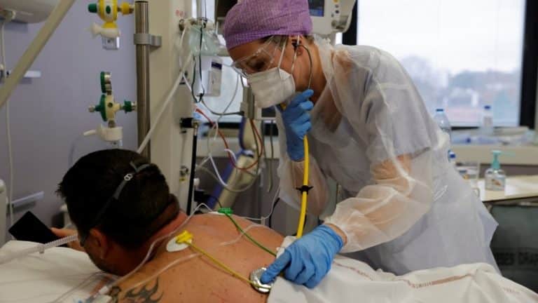 Korona virus: U Srbiji preminulo još 28 ljudi, u Britaniji vakcinisano 2,4 miliona stanovnika