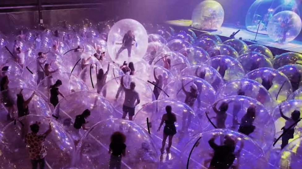 Korona virus i muzika: Flejming Lips priredio jedinstvene „balon koncerte” u Oklahomi