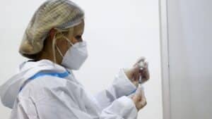 Korona virus: U Srbiji preminulo još 17 ljudi, ne jenjava bitka za vakcine u svetu