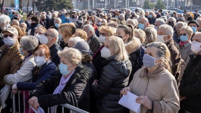 Korona virus: U Srbiji više od 2.500 novih slučajeva, počelo međunarodno ispitivanje Sputnjik lajt injekcije