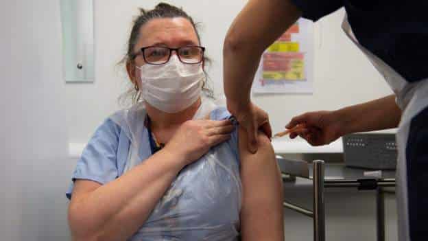 Korona virus: U Srbiji preminulo još 13 ljudi, odobrene vakcine efikasne protiv mutiranih sojeva Korona virus: U Srbiji preminulo još 13 ljudi, odobrene vakcine efikasne protiv mutiranih sojeva