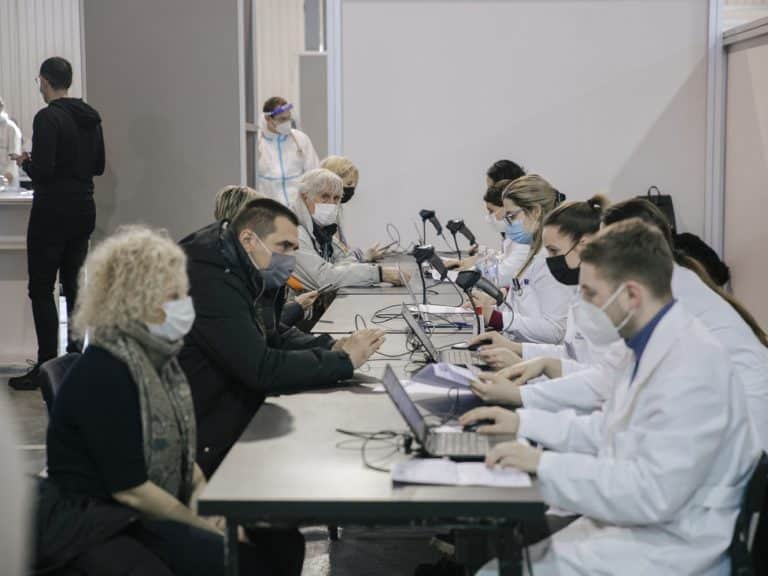 Korona virus: Otvaranje žičare u Srbiji izazvalo polemike, moguće pooštravanje mera, počela vakcinacija u delu Bosne