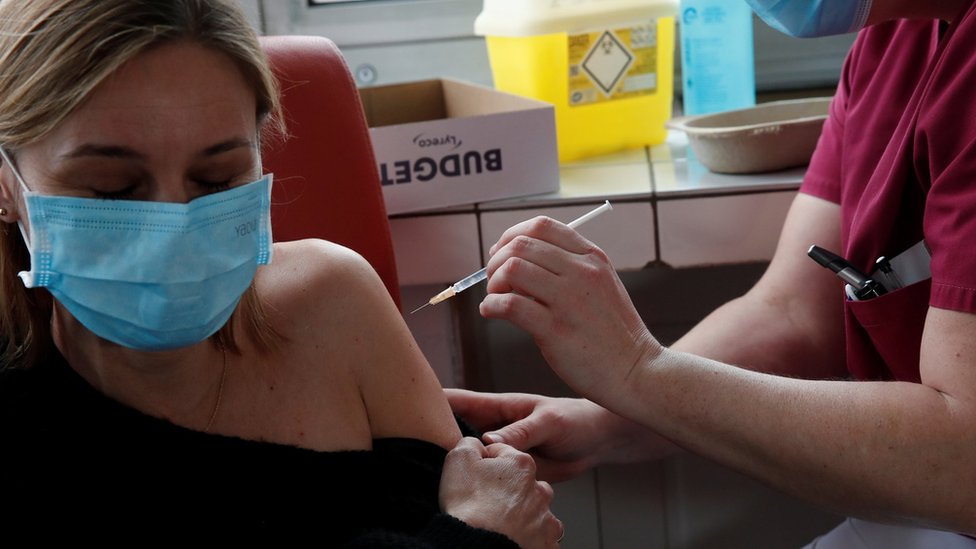 Korona virus: U Srbiji skoro 2.500 novih slučajeva, počela vakcinacija u Severnoj Makedoniji