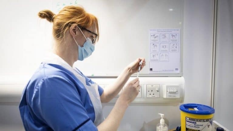 Korona virus: U Srbiju sutra stiže 150.000 doza vakcine Astra-Zeneka, u svetu 2.45 miliona preminulih