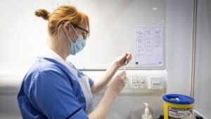 Korona virus: U Srbiju stiglo 150.000 doza vakcine Astra-Zeneka,, Izrael popušta mere