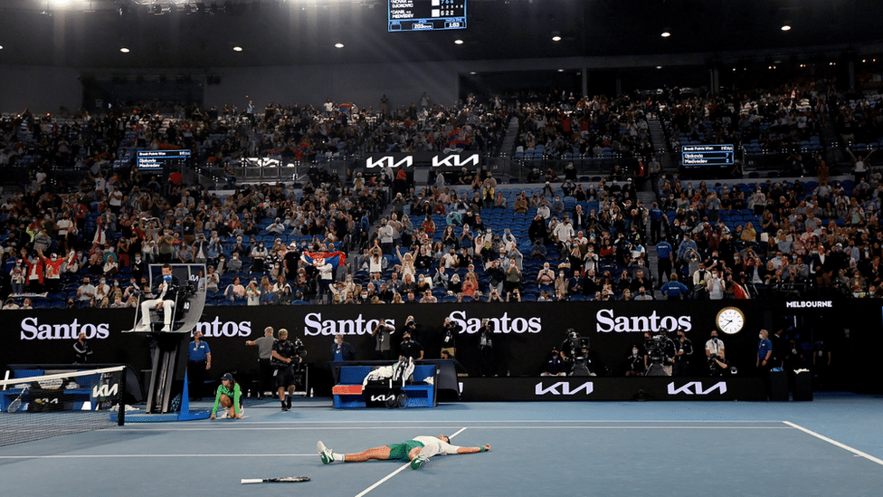 Korona virus i Australijen open: Zašto su gledaoci teniskog finala u Melburnu zviždali na pomen vakcina Korona virus i Australijen open: Zašto su gledaoci teniskog finala u Melburnu zviždali na pomen vakcina