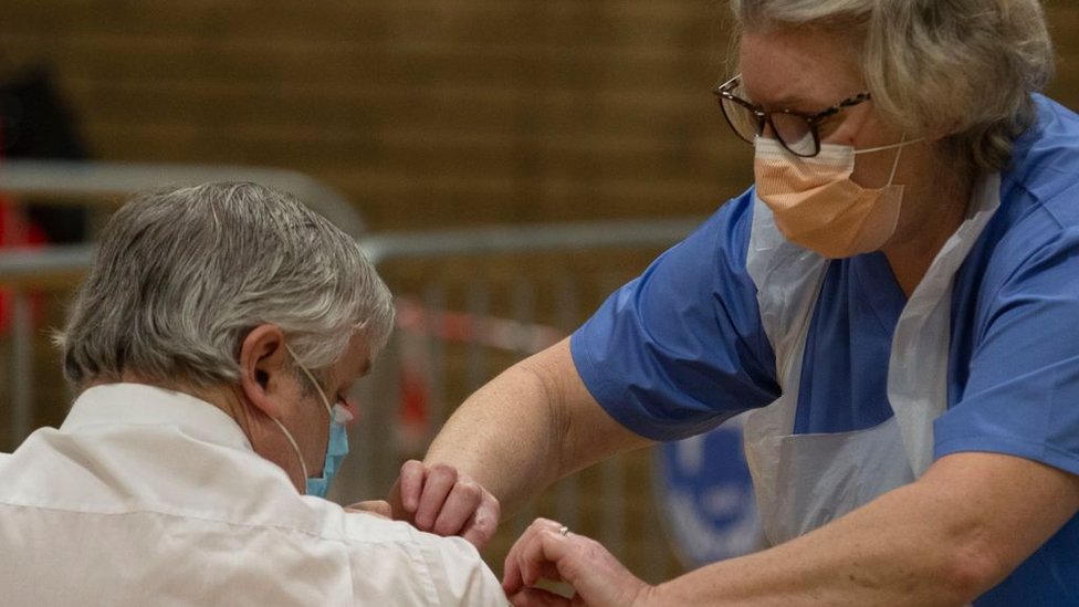 Korona virus: Ne smanjuje se broj zaraženih u Srbiji, Amerika odobrava Džonson&Džonson vakcinu u jednoj dozi