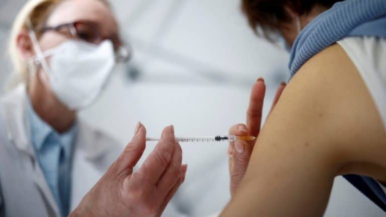 Korona virus: Novi skok broja zaraženih u Srbiji, stručnjaci traže još strože mere, u Engleskoj đaci u klupama prvi put od januara