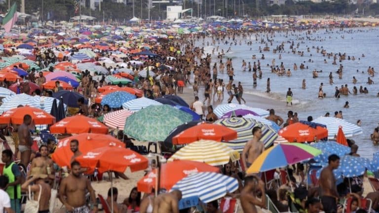 Korona virus i vakcine: Brazilski predsednik poručuje ljudima da prestanu da kukaju, ali novi sojevi prete celom svetu