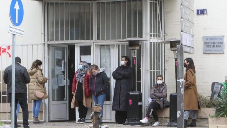 Korona virus: U Srbiji od srede strože mere, Moderna testira vakcinu na bebama i deci
