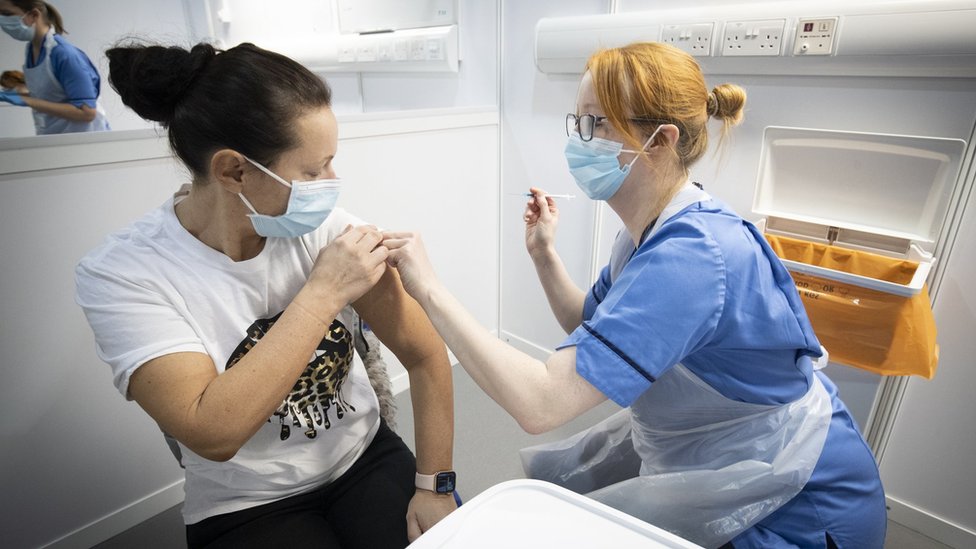 Korona virus: U Srbiji preminulo još 30 ljudi, vodeće zemlje EU nastavljaju da koriste Astrazeneka vakcinu