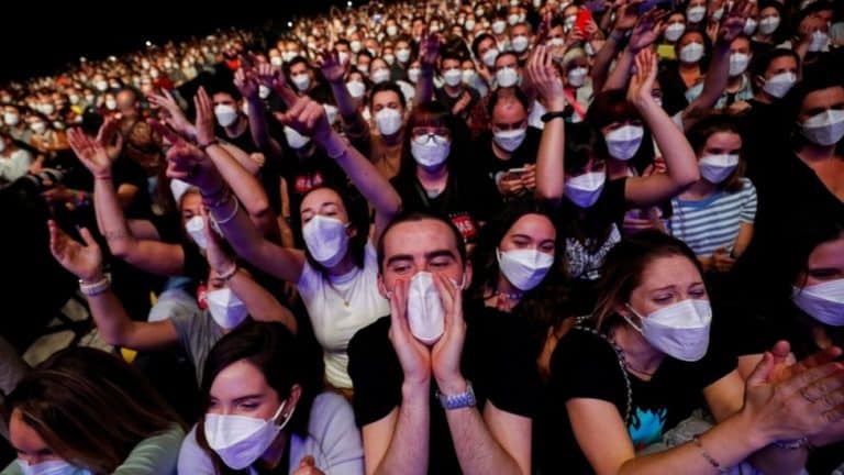 Korona virus i muzika: U Barseloni održan veliki koncert posle testiranja publike, članovi benda u suzama