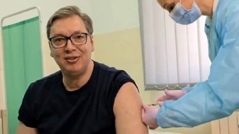 Korona virus i Srbija: Vučić zavrnuo rukav i primio kinesku vakcinu – „Super sam, nisam ni osetio“
