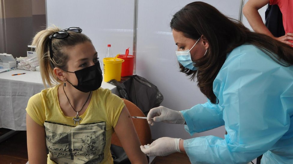 Korona virus: U Srbiji pada broj zaraženih, više od tri miliona preminulih u svetu