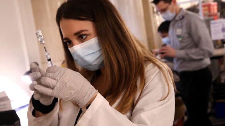 Korona virus: U Srbiji počelo punjenje doza Sputnjik vakcine, Danska obustavila upotrebu AstraZeneke
