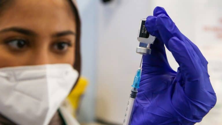 Korona virus i vakcinacija: Jedna doza AstraZeneke i Fajzera smanjuje rizik od obolevanja u svim uzrastima