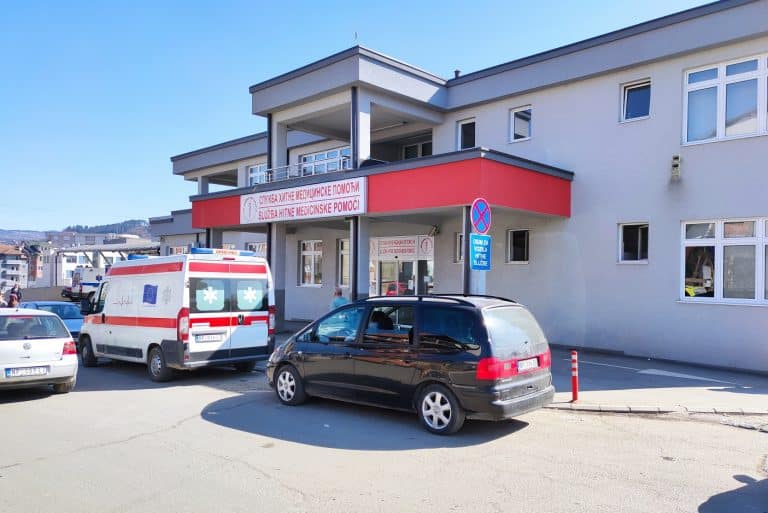 Tri maturantkinje iz Novog Pazara povređene u saobraćajnoj nesreći (VIDEO)