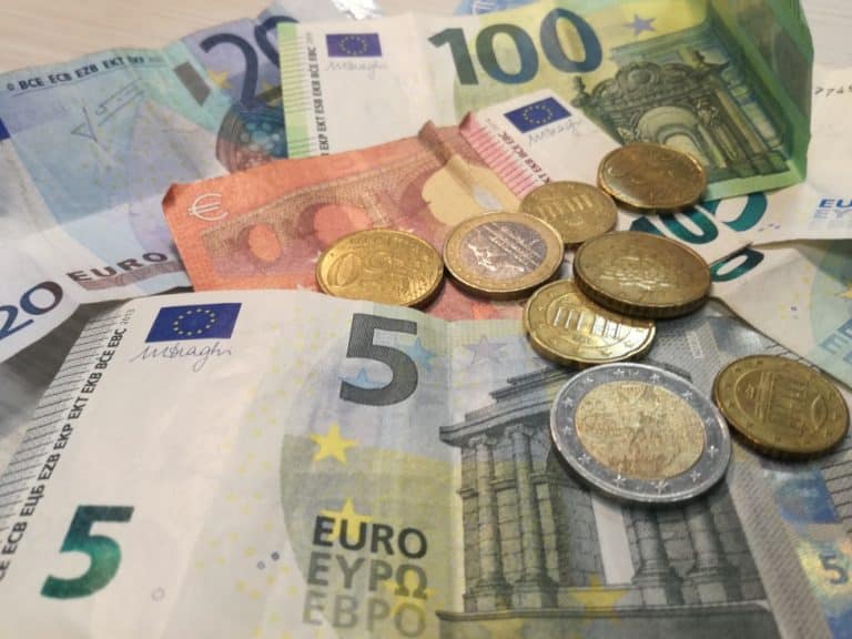 Korona virus, budžet i finansije u Srbiji: Isplaćeno prvih 30 evra, u novembru još 30, uskoro i 3.000 dinara za vakcinisane