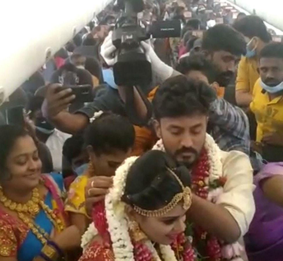 Korona virus i venčanja: Domišljati indijski par venčanjem u vazduhu izbegao mere ograničenja