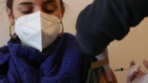 Korona virus: U Srbiji počela proizvodnja ruske vakcine Sputnjik, u Velikoj Britaniji Fajzer vakcina odobrena za decu