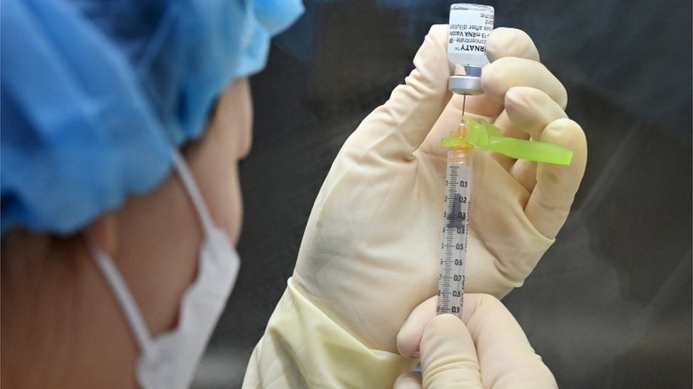Korona virus: Test iz pljuvačke uskoro u apotekama u Srbiji, Amerika će podeliti 500 miliona doza Fajzer vakcine