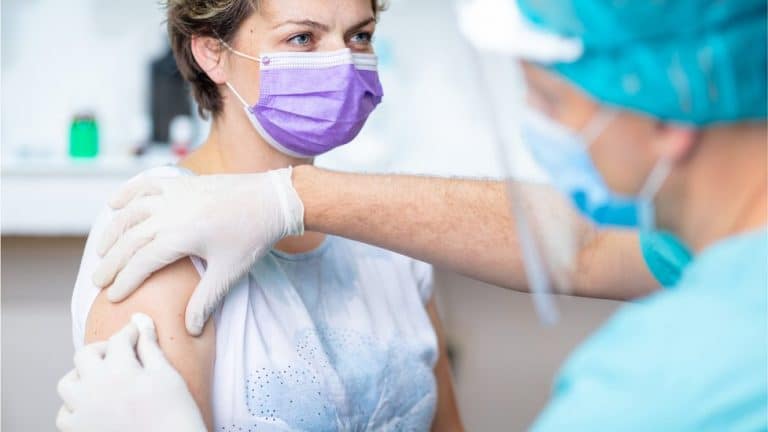 Korona virus: „Nedopustivo da lekari u Srbiji neće da se vakcinišu“, britanski premijer u samoizolaciji, na Mikonosu tiho