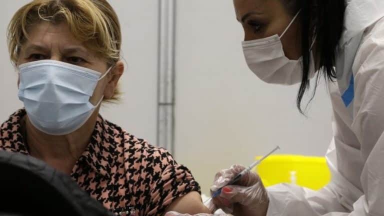 Korona virus: Obaveznu imunizaciju u Srbiji koči Ustav, Vučić najavio lutriju da bi se ljudi imunizovali, u Izraelu treća doza Fajzer vakcine najranjivijima