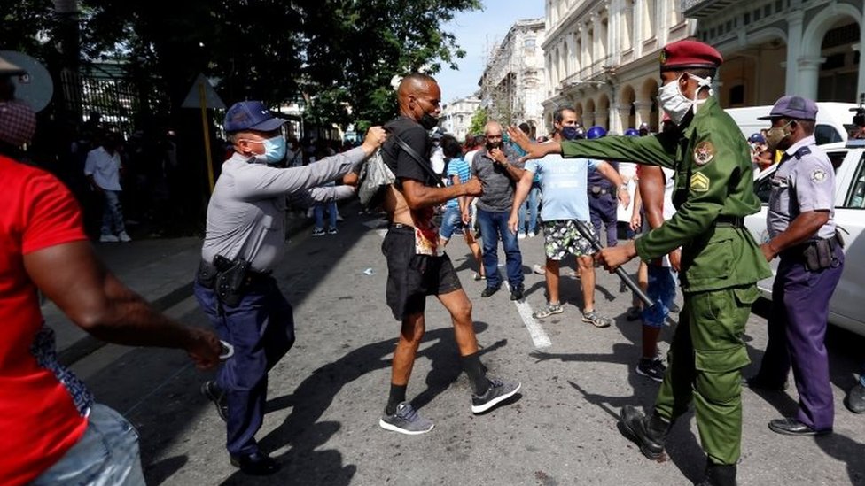 Kuba, korona virus i politika: Desetine uhapšenih na protestima na kojima se traži sloboda i demokratija