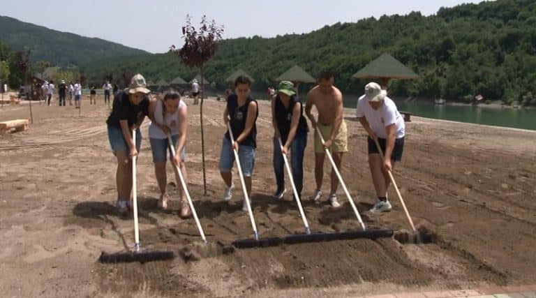 Akcijaši ORA vredno rade na sređivanju „Pazarske plaže“ (video)