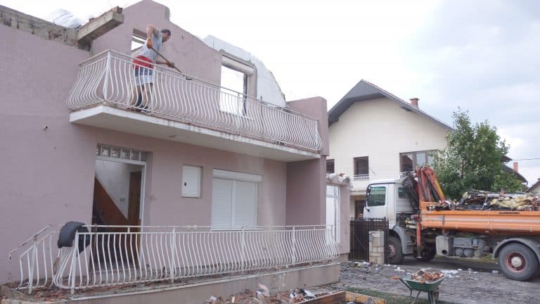 Izgorela kuća u Novom Pazaru (video)