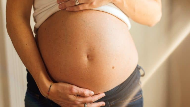 Korona virus i vakcinacija: Proveravali smo da li ima istine u tvrdnjama u vezi sa plodnošću i pobačajem