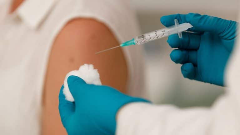 Korona virus: U Srbiji preminulo još sedam ljudi, treća doza vakcine od utorka, u Severnoj Makedoniji na snazi kovid sertifikat