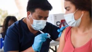Korona virus: U Srbiji se razmatra uvođenje kovid propusnica, u Rusiji rekordan broj umrlih od kovida treći uzastopni dan