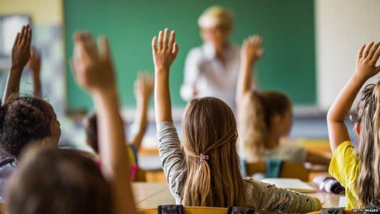 Škola, korona virus i Srbija: Kombinovana i onlajn nastava moguće i za učenike nižih razreda