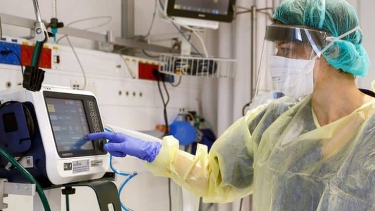 Korona virus: „Klinička slika pacijenata teža u novom talasu“ – kažu srpski lekari, antivakseri upali u zgradu TV Slovenija