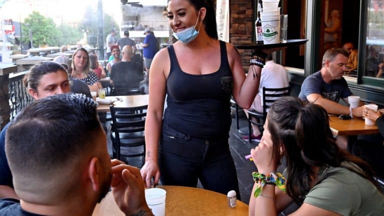Korona virus: Dok se u Srbiji razmatra uvođenje Kovid sertikfikata, Engleska odustala od Kovid pasoša