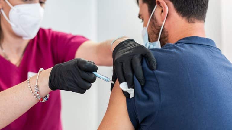 Korona virus: U Srbiji sve teža epidemiološka situacija, oboljeva sve više mladih – pojedine zemlje Zapadne Evrope popuštaju mere