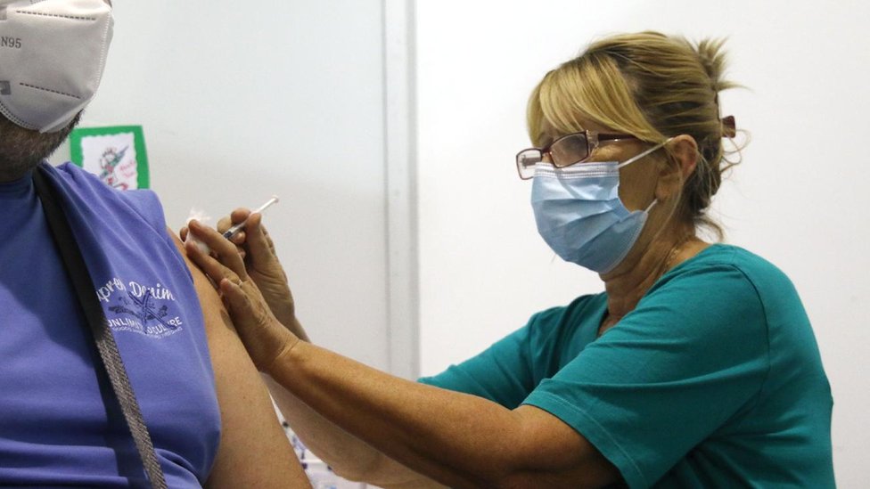 Korona virus: Skoro 3.000 novih slučajeva zaraze u Srbiji, u EU revakcinisano 70 odsto odraslih