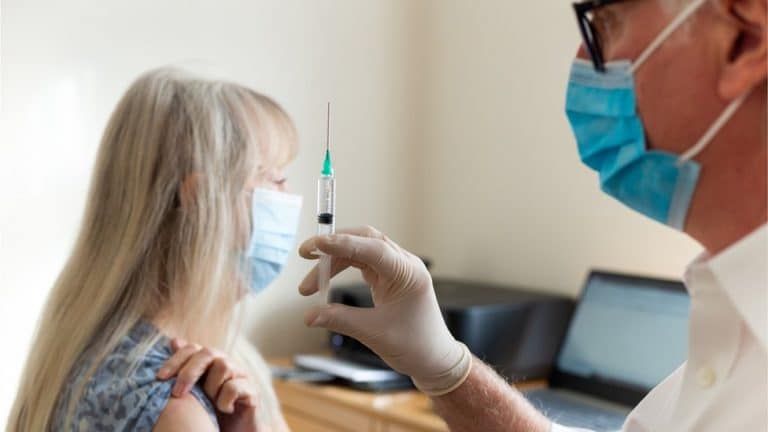Korona virus: U Srbiji više od 3.000 novih slučajeva zaraze, u Grčkoj suspenzija za nevakcinisane zdravstvene radnicike
