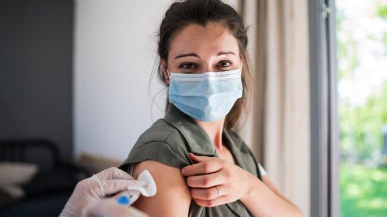 Korona virus: Raste broj obolelih i hospitalizovanih, među zaraženima sve više dece – da li su Srbiji potrebne kovid propusnice