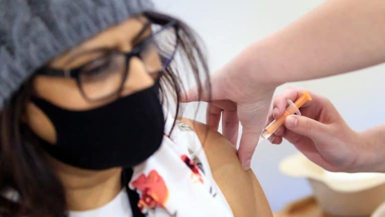 Korona virus: Više od 6.000 novozaraženih u Srbiji, treća doza vakcine nije svima potrebna – kažu sa Oksforda