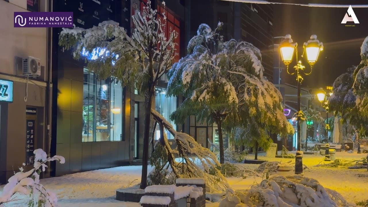 Sneg paralisao Novi Pazar: Bez struje, oborene bandere i blokirani putevi