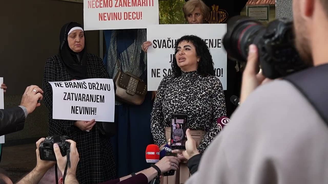 Majke na protestu u Novom Pazaru: “DA SVA NAŠA DECA JOŠ NOĆAS IZAĐU IZ PRITVORA”