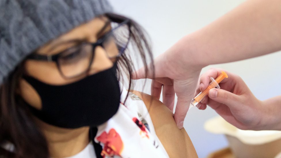 Korona virus: U Srbiji za prvih deset dana oktobra preminulo više od 500 ljudi, u Velikoj Britaniji dva miliona ljudi dobilo dodatnu dozu vakcine