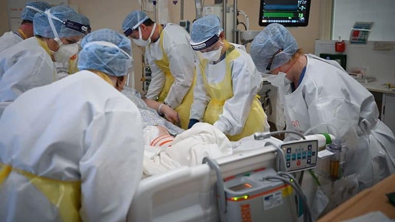 Korona virus: Troje dece na respiratorima u Beogradu, Italijani se protive kovid propusnicima