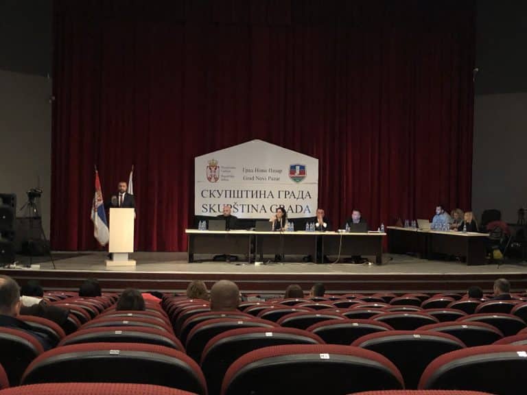 Odbornici Stranke demokratske akcije Sandžaka (SDA) napustili su danas sednicu skupštine Novog Pazara.