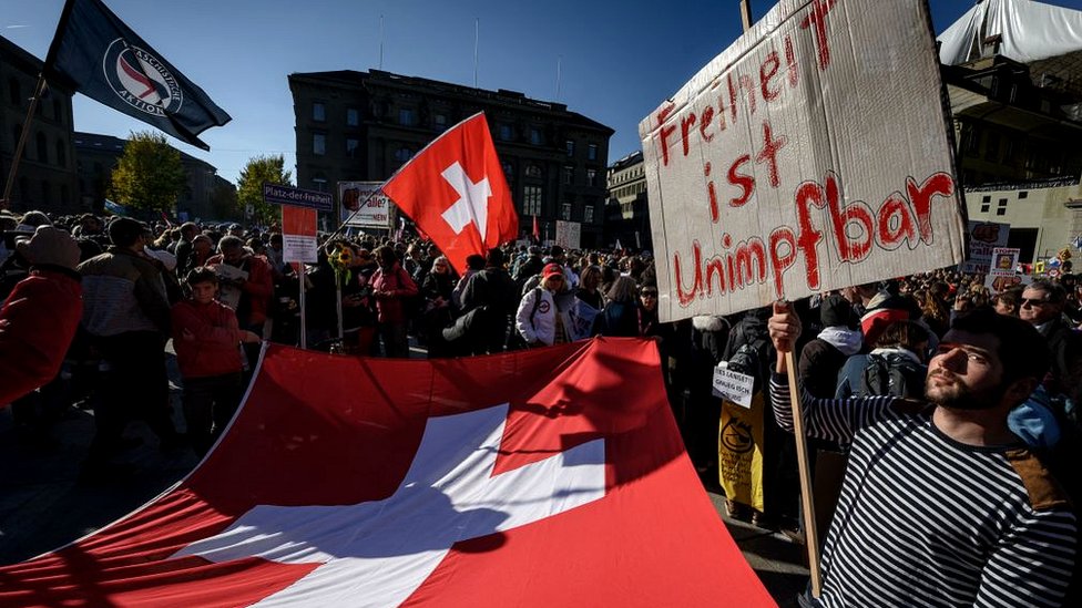 Korona virus i Švajcarska: Na referendumu odlučeno – kovid propusnice ostaju na snazi