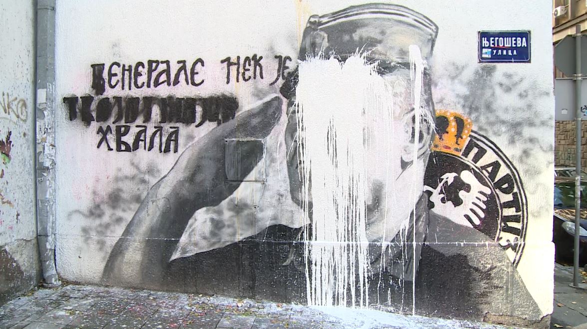 Polivanje murala Ratka Mladića (video)